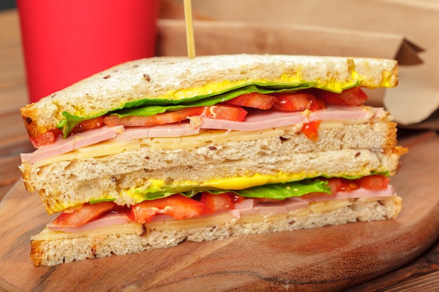 Sandwich en una mesa de madera