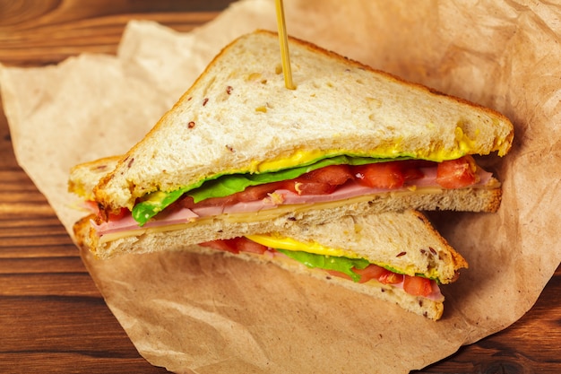 Sandwich en una mesa de madera