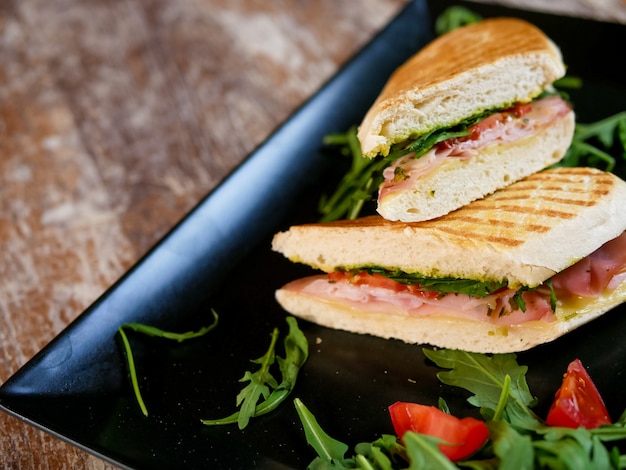 Sandwich en una mesa de restaurante