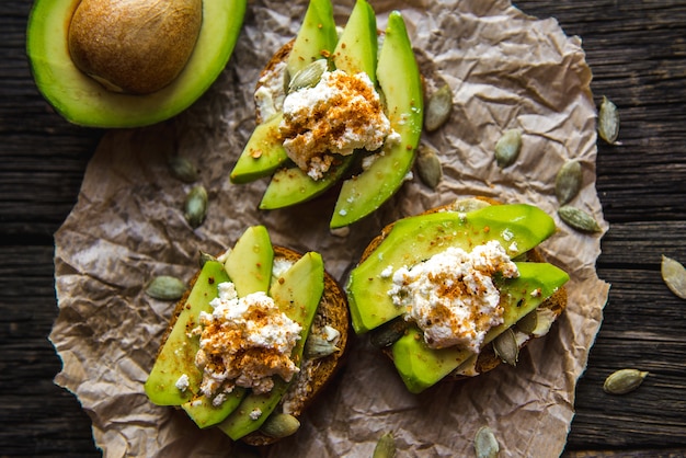 Sandwich mit Avocado auf Roggenbrot