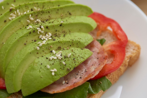 Sandwich mit Avocado-Scheiben und Speck