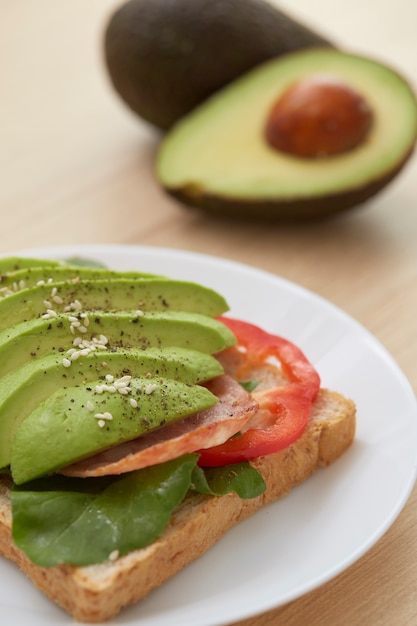 Sandwich mit Avocado-Scheiben und Speck