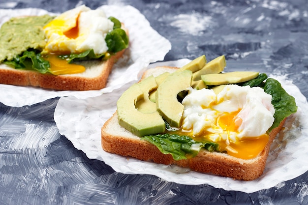 Sandwich mit Avocado- und Eiernahaufnahme, Weiß und Grau