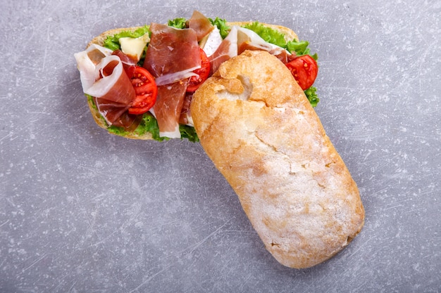 Sandwich mit Ciabatta, Prosciutto, Salat