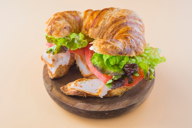 Sandwich mit Croissant aus Salat, Tomate und geräuchertem Truthahn