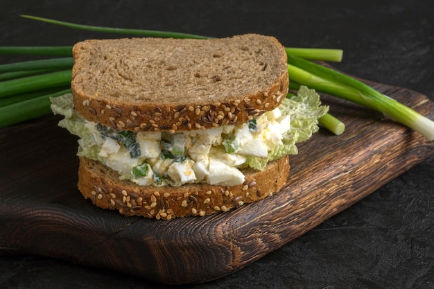 Sandwich mit Eiersalat auf Vollkornbrot. Nahansicht