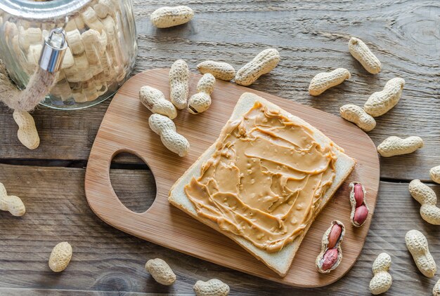 Sandwich mit Erdnussbutter auf dem Holzbrett