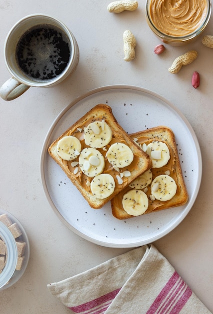 Sandwich mit Erdnussbutter, Banane und Chiasamen. Frühstück. Vegetarisches Essen.