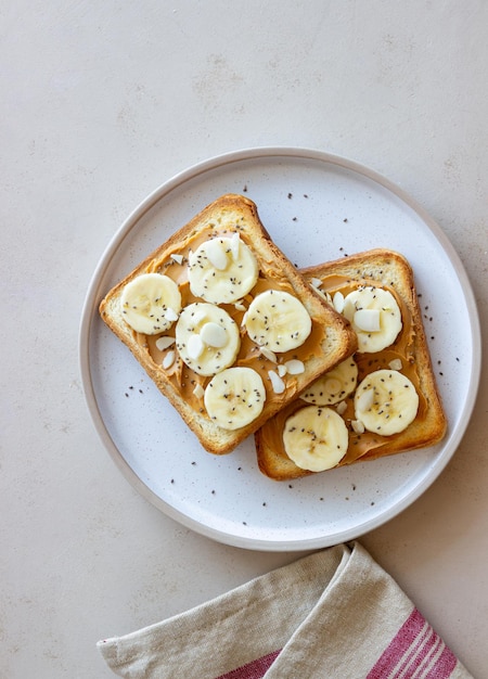 Sandwich mit Erdnussbutter, Banane und Chiasamen. Frühstück. Vegetarisches Essen.