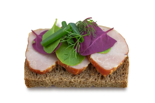 Sandwich mit Fleisch und Kräutern auf weißem Hintergrund