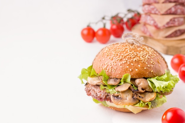 Sandwich mit Fleisch und Pilzen neben den Zutaten. Nahansicht. Kopierplatz haben