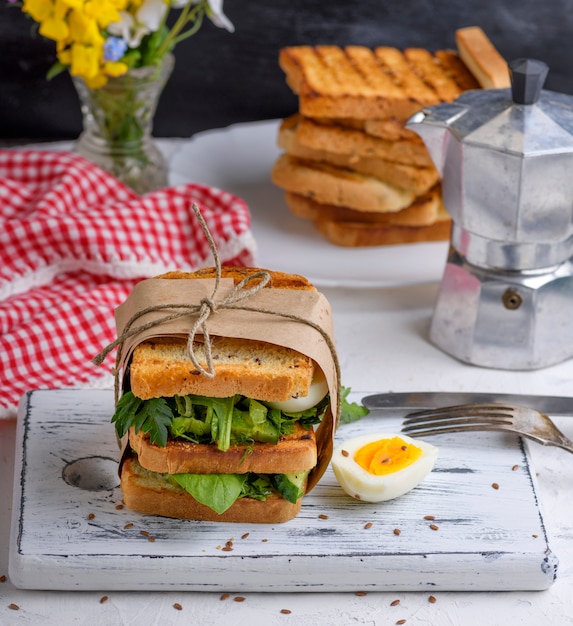 Sandwich mit französischen Toast- und Salatblättern und gekochtem Ei