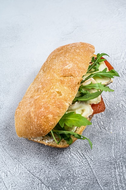 Sandwich mit frischem Camembertkäse, Birnenmarmelade, Ricotta und Rucola. Draufsicht