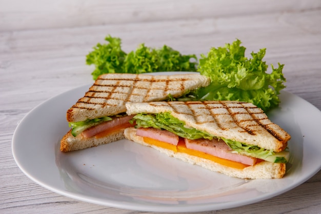 Sandwich mit frischem Salatblatt