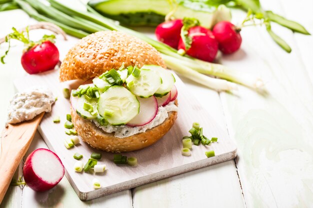 Sandwich mit Frischkäse, Rettich und Gurke