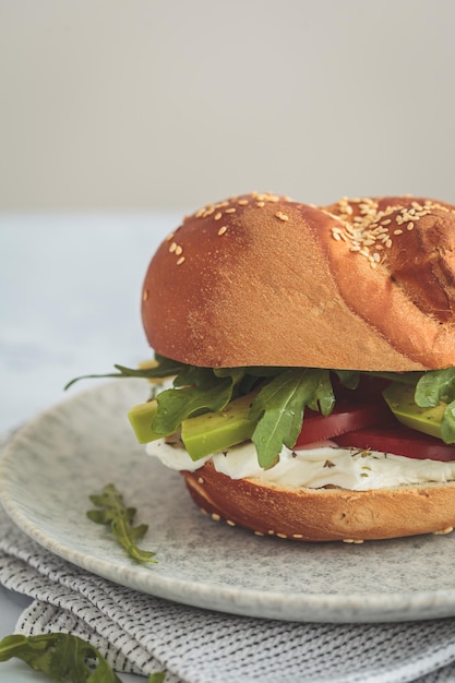 Sandwich mit Frischkäse-Tomaten-Avocado im Weizenbrötchen Frühstückskonzept