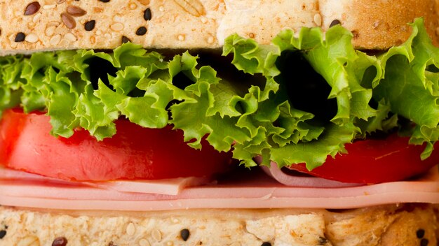 Sandwich mit Gemüse und Käse Nahaufnahme