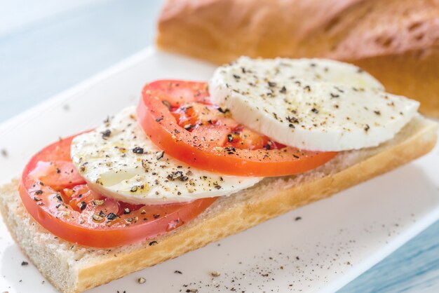 Sandwich mit geschnittenen frischen Tomaten und Mozzarella