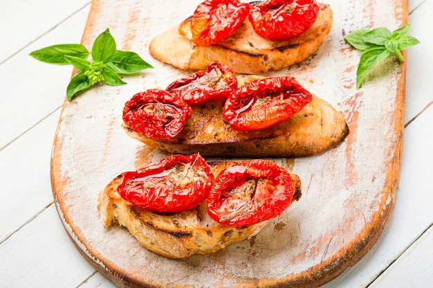 Sandwich mit getrockneten Tomaten.Italienische Bruschetta.Köstliche getrocknete Tomaten