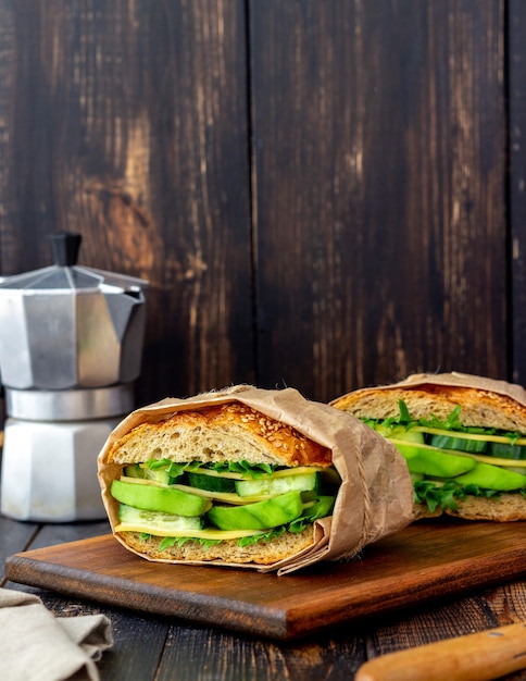 Sandwich mit grünem Salat, Avocado-Gurke und Käse