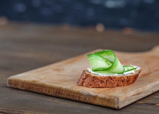 Sandwich mit Käsefeta und Gurken- und Roggenbrot. Draufsicht