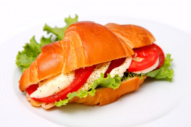 Foto sandwich mit käsesalat verlässt käse und tomaten