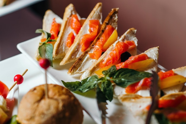 Foto sandwich mit lachs auf einem weißen teller