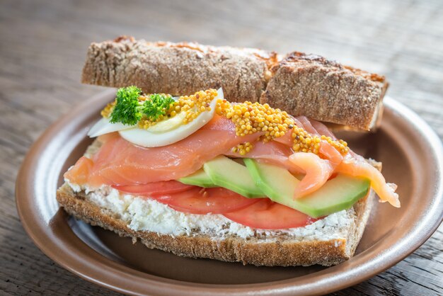 Sandwich mit Lachs, Avocado und Eiern