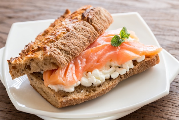 Sandwich mit Lachs und Käse