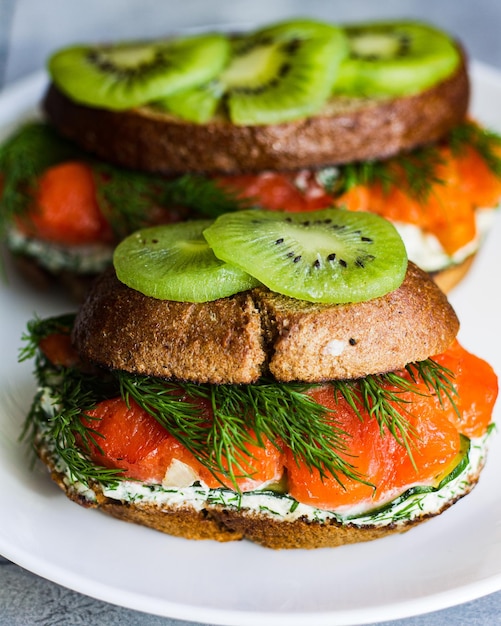 Sandwich mit Lachs und Kiwi