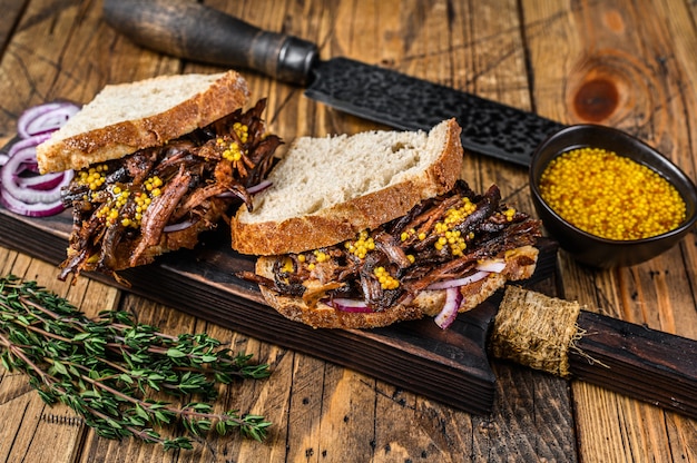 Sandwich mit langsam geräuchertem Schweinefleisch auf Weißbrot