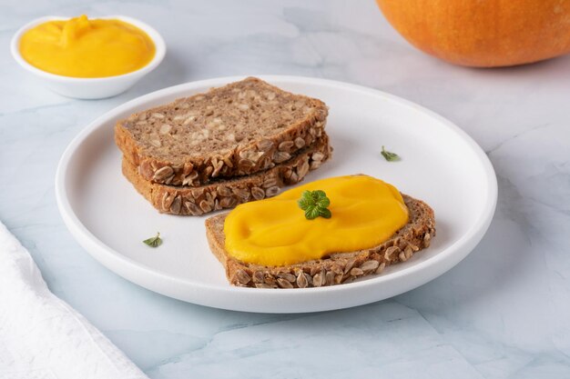 Sandwich mit leckerem Kürbismarmelade auf dem Tisch