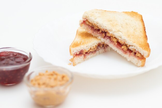 Sandwich mit Marmelade und Erdnussbutter, leckeres Frühstück