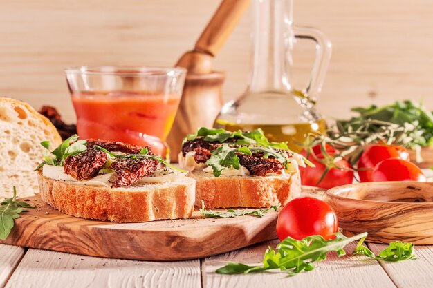 Sandwich mit Mozzarella, sonnengetrockneten Tomaten und Rucola