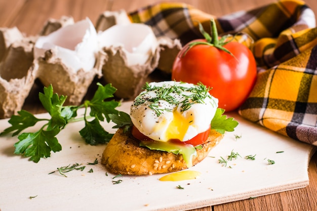 Sandwich mit pochiertem Ei, Tomaten und Eierschalen