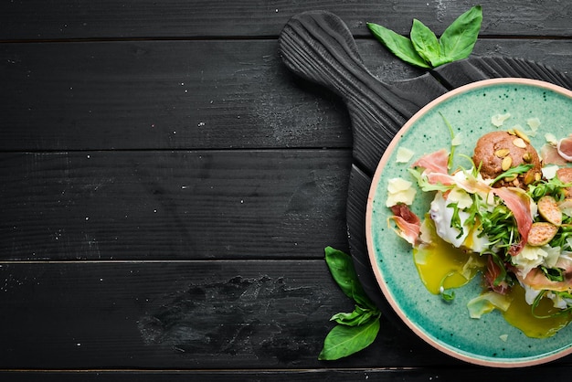 Sandwich mit Proshutto, Ei und Rucola. Frühstück. Im Teller. Ansicht von oben. Flache Lay-Komposition Freier Kopierraum.