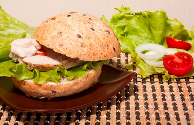 Sandwich mit Rindfleisch auf grünem Salat