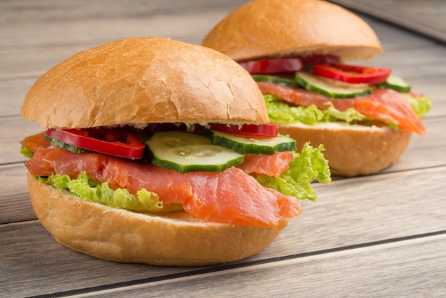 Sandwich mit rotem Fisch und Gemüse auf Holzhintergrund Konzept der gesunden Ernährung