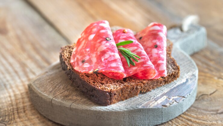 Foto sandwich mit salami auf dem holzbrett