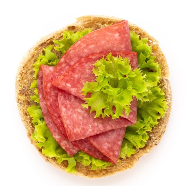 Sandwich mit Salami-Wurst auf weißem Hintergrund.