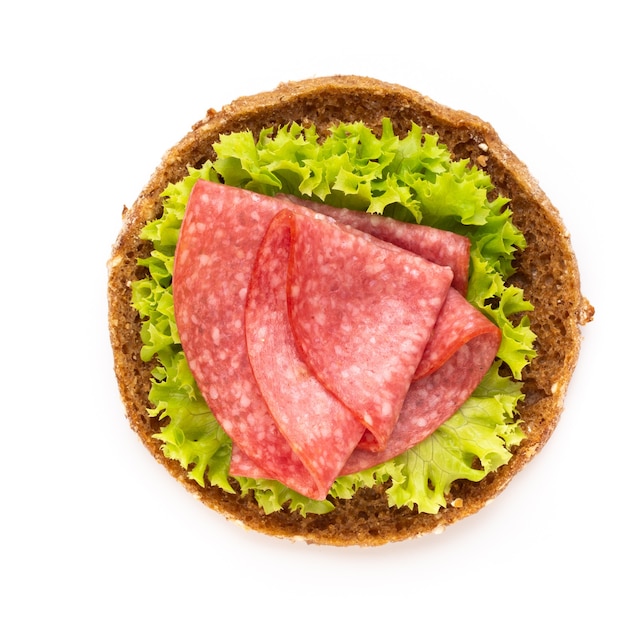 Sandwich mit Salami-Wurst auf weißem Hintergrund.