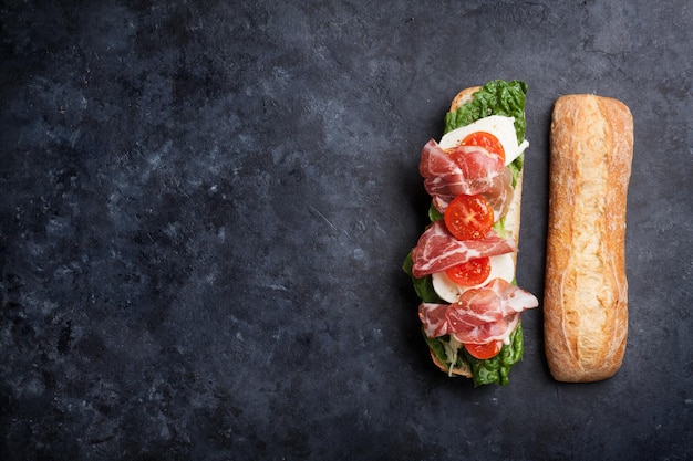 Sandwich mit Salat Prosciutto und Mozzarella