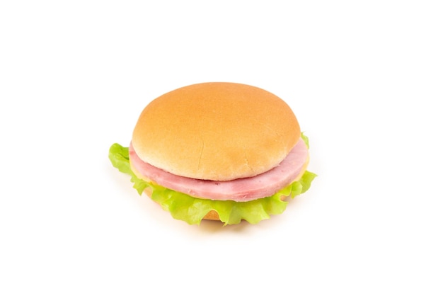 Sandwich mit Schinken-Käse-Salat auf weißem Hintergrund