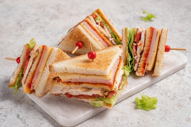 Sandwich mit Schinken-Käse-Tomaten-Salat und geröstetem Brot