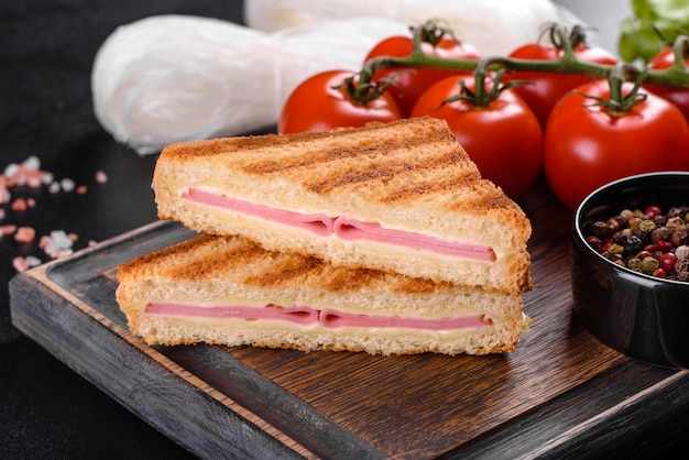 Sandwich mit Schinken, Käse, Tomaten, Salat und Toastbrot