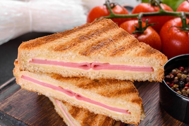 Sandwich mit Schinken, Käse, Tomaten, Salat und Toastbrot