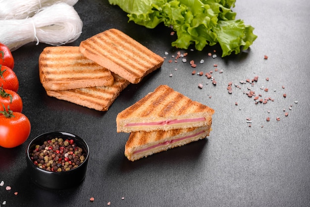 Sandwich mit Schinken, Käse, Tomaten, Salat und Toastbrot