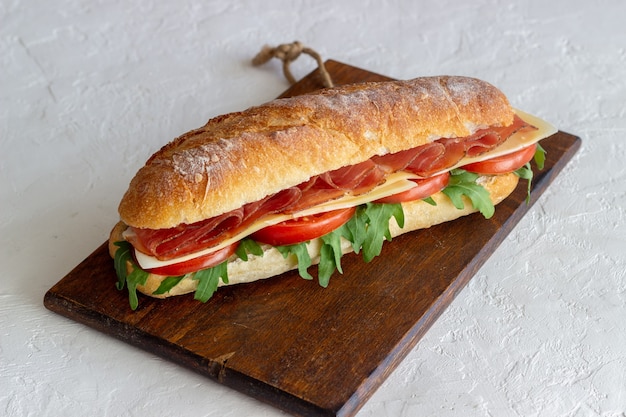 Sandwich mit Schinken, Tomaten, Rucola und Käse. Gesundes Essen. Diät.