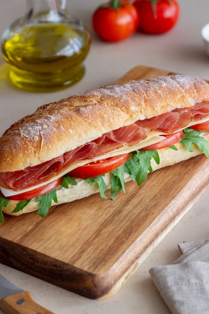 Sandwich mit Schinken, Tomaten, Rucola und Käse. Gesundes Essen. Diät.