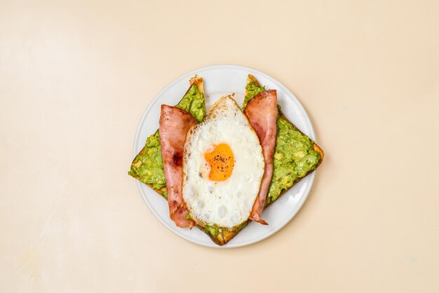 Foto sandwich mit schinken und gemüse